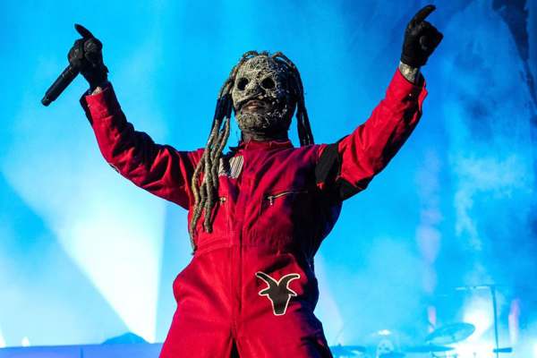 slipknot-playing-on-stage-920x613.jpg